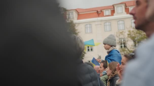 Португалія Лісабон Лютого 2024 Маленька Дівчинка Сидить Плечах Батька Демонстрації — стокове відео