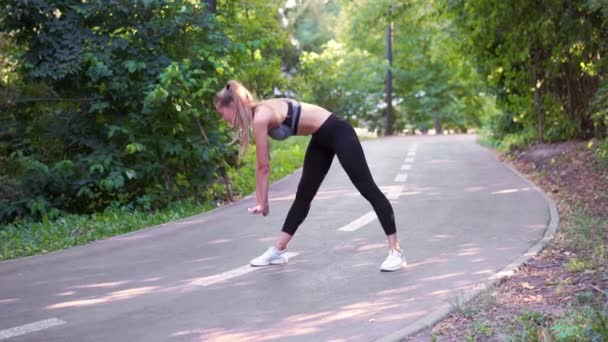 Kvinnan Sportkläder Gör Uppvärmningsövning Innan Hon Springer Active Fit Jogger — Stockvideo