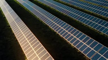 Farklı ev ve şirketler için yenilenebilir enerji kaynağı üreten tarım arazileri üzerindeki güneş panelleri. Güneş ışığından gelen alternatif enerji kaynağı. Hava aracı yukarı doğru eğiliyor..