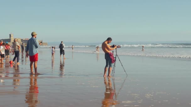 Carcavelos Portogallo Febbraio 2024 Fotografo Che Filma Surfisti Sulla Spiaggia — Video Stock