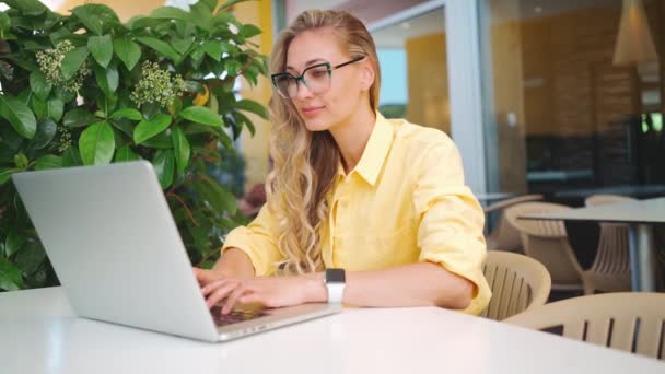 Confident Businesswoman Typing Laptop Sitting Terrace Cafe Blond Female Freelancer — Stock Video