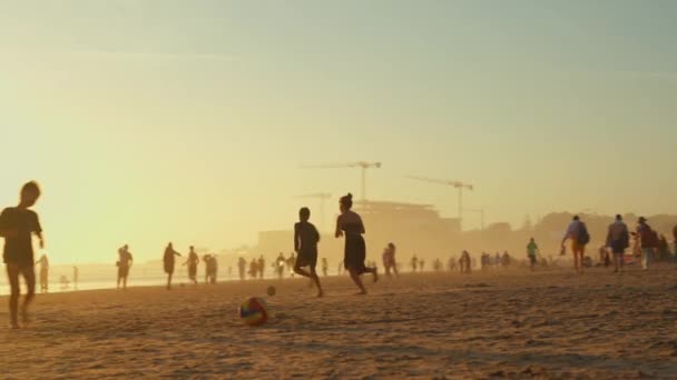 2024年2月18日 葡萄牙Carcavelos 日落时分 孩子们在海滩踢足球 孩子们在海滩上玩球的轮廓 — 图库视频影像