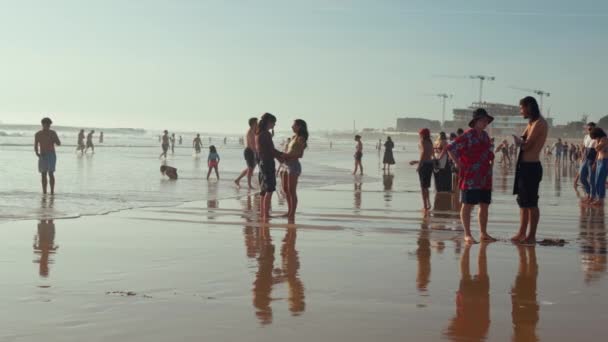 Каркавелос Португалия Февраля 2024 Люди Стоящие Пляже Каркавелос Португалии Смотрят — стоковое видео