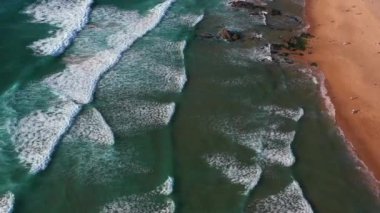 Plaj denizi üzerinde havadan kumandalı hava aracı. Güzel deniz dalgaları. Kumsal kumu ve inanılmaz deniz. Yaz deniz manzarası. Dikey
