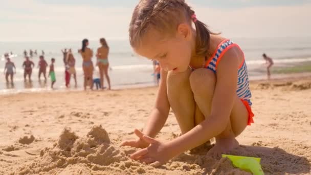 Chica Jugando Playa Vacaciones Verano Niña Construye Castillo Arena Con — Vídeos de Stock