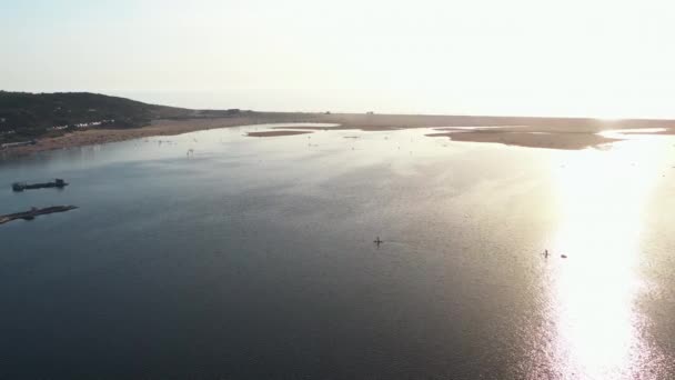 ポルトガル海岸の大西洋漁船に近い自然湖 アルブフェイラ空港の眺め — ストック動画