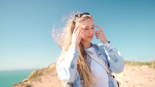 Žena Usmívá Kamera Stojí Břehu Oceánu Vítr Fouká Vlasů Portrét — Stock video