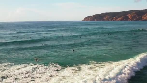 Vue Aérienne Surfer Sur Océan Avec Des Vagues Géantes Écrasant — Video