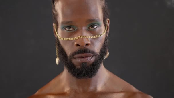 Αυτοπεποίθηση Αφρο Αμερικανός Γενειοφόρος Γκέι Άντρας Λαμπερό Μακιγιάζ Και Χρυσό — Αρχείο Βίντεο