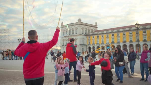 Portugalia Lizbona Grudnia 2023 Dzieci Cieszą Się Pokazem Baniek Mydlanych — Wideo stockowe