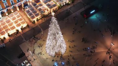 Lizbon 'daki hava manzaralı Noel ağacı Ticaret Meydanı' nda, Noel ağacı ve Avrupa 'nın dört bir yanında turistler toplandı.