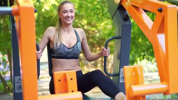 Sportowa Młoda Kobieta Stroju Aktywnym Uśmiechnięta Ćwicząca Prasę Nóg Symulatorze — Wideo stockowe