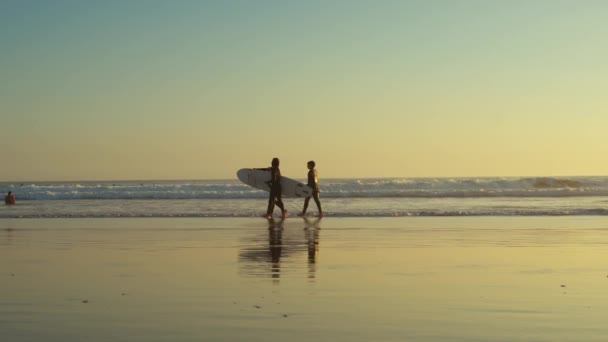 Surfisti Silhouette Camminare Sulla Spiaggia Dell Oceano Dopo Sessione Surf — Video Stock