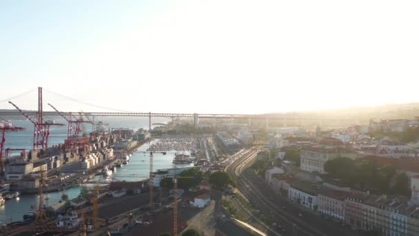 日没のリスボンの商業港 貨物クレーン付きの桟橋のコンテナ ポルトガル サンセットタイム — ストック動画