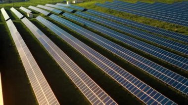 Güneş ışınlı güneş panelleri farklı ev ve şirketler için yenilenebilir enerji kaynağı üretiyor. Güneş ışığından gelen alternatif enerji kaynağı. Hava aracı yukarı doğru eğiliyor..