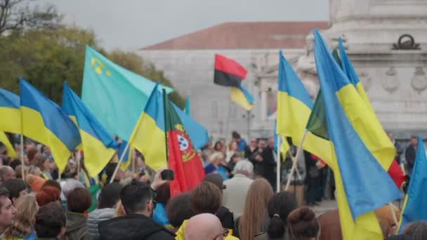 ウクライナの国旗男女 ポルトガルでの戦争とウクライナでのロシア侵攻に対するデモ ヨーロッパからウクライナへの支援 ポルトガル ウクライナ タタール国旗 — ストック動画