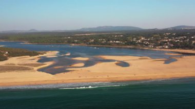 Lagoa de Albufeira 'nın insansız hava aracı görüntüsü, Güney Portekiz' de Atlantik Okyanusu 'yla karşılaşan doğal göl, Sesimbra Belediyesi, Setubal, Portekiz. 