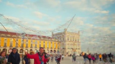 Portekiz, Lizbon 25 Aralık 2023 Çocuklar Lizbon 'daki Ticaret Meydanı' nda sabun köpüğü gösterisinin keyfini çıkarın.. 