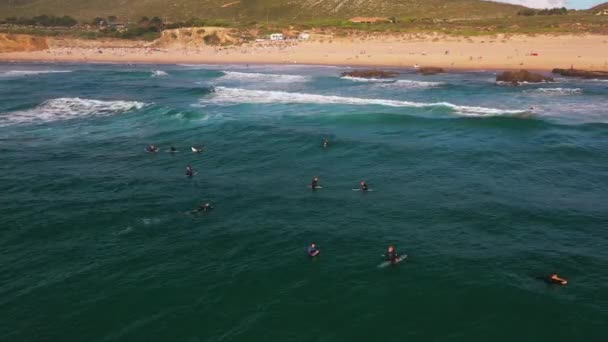 Surfer Mit Surfbrettern Fangen Wellen Meer Spannende Wasserabenteuer Moderner Aktiver — Stockvideo