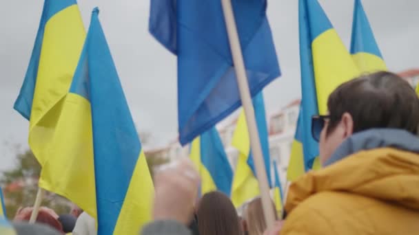 乌克兰国旗上的男男女女抗议在葡萄牙举行的反对战争和俄国入侵乌克兰的示威 欧洲城市对乌克兰的支持 — 图库视频影像