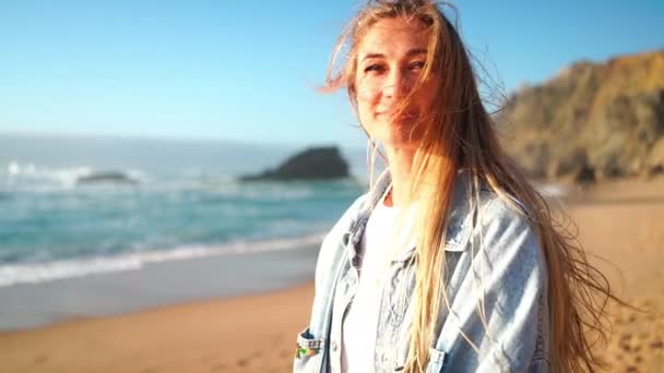 Frau Mit Glücklichem Lächeln Strand Blonde Frau Lächelnd Meeresufer Mit — Stockvideo