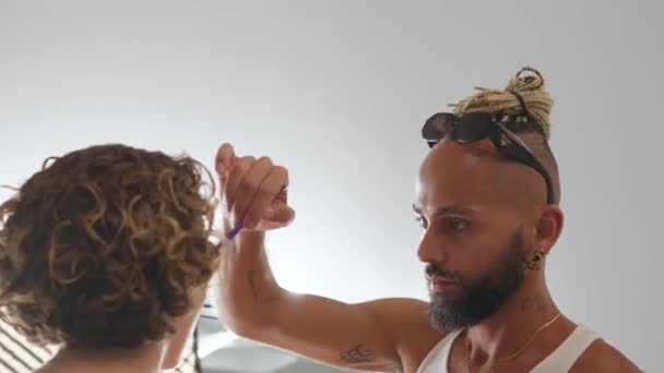 Focalisé Artiste Professionnel Gay Barbu Appliquant Maquillage Sur Modèle Féminin — Video