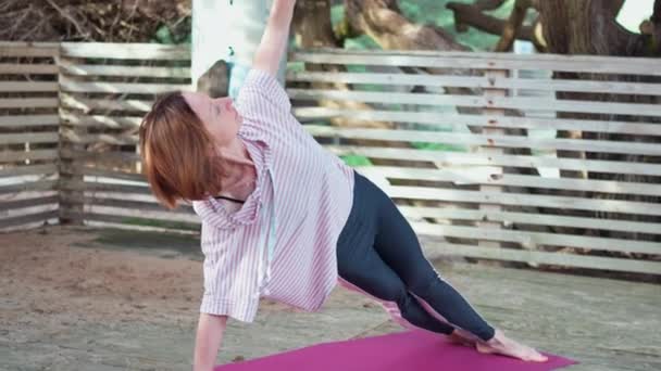 Donna Matura Pratica Yoga Asana Lato Plancia Posa All Aperto — Video Stock