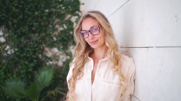 Mujer Sonriente Con Cabello Rubio Ajustando Gafas Inteligentes Hermosa Joven — Vídeo de stock