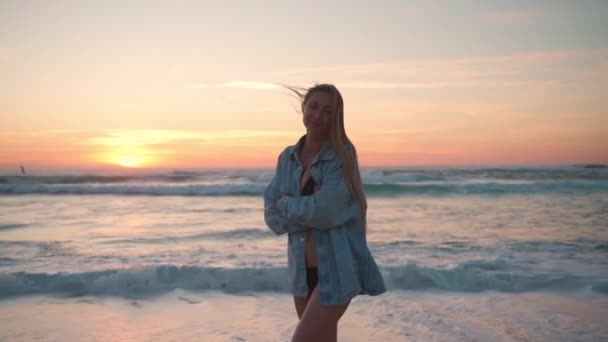 Gelukkige Vrouw Bikini Denim Shirt Tegen Zonsondergang Zee Glimlachende Dame — Stockvideo