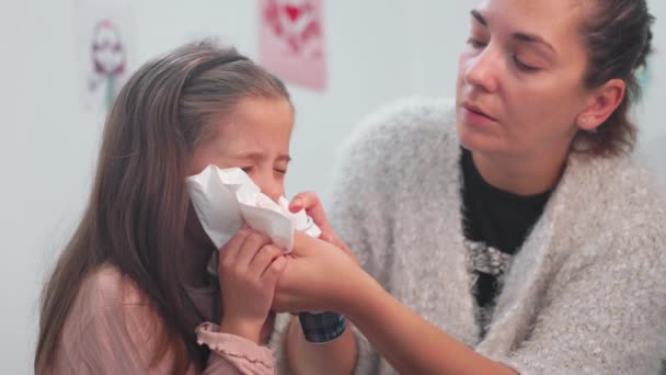 Cuidar Madre Rociando Aerosol Nasal Nariz Hija Enferma Mujer Joven — Vídeos de Stock