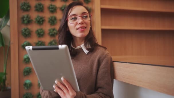 Empresária Sorridente Usando Tablet Digital Espaço Trabalho Jovem Empresária Confiante — Vídeo de Stock