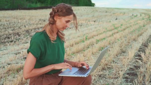 Vrouwelijke Boer Slimme Landbouw Zitten Landbouwgrond Met Behulp Van Laptop — Stockvideo