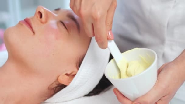 Detailní Záběr Anonymního Kosmetika Míchaného Krémovou Substancí Šálku Kosmetolog Připravuje — Stock video
