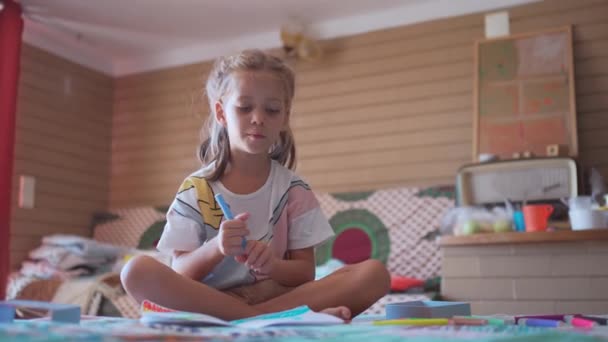 Κοριτσάκι Ζωγραφίζει Γράφει Στο Χέρι Μολύβι Μαθαίνοντας Παιδιά Και Διαβάζοντας — Αρχείο Βίντεο