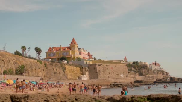 Portugalsko Cascais Srpna 2023 Smíšený Dav Užívá Letní Dovolenou Pláži — Stock video