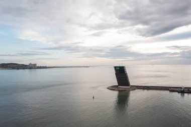 Torre VTS de Lisboa - Lizbon Denizcilik Trafik ve Güvenliği Koordinasyon ve Kontrol Merkezi VTS Trafik Sistemi. Hava görünümü