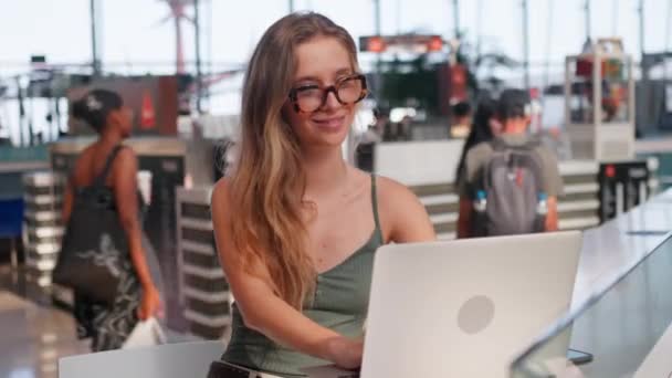 Joyeux Freelance Féminin Utilisant Ordinateur Portable Dans Café Rire Jeune Vidéo De Stock