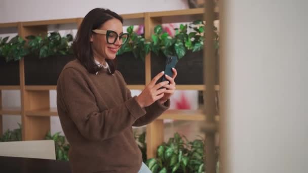 Lächelnde Geschäftsfrau Beim Selfie Mit Dem Smartphone Büro Seitenansicht Einer Stock-Filmmaterial