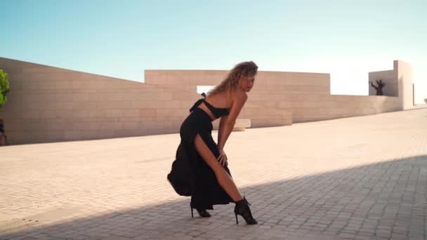 Frau Schwarzem Kleid Tanzt Anmutig Wind Attraktive Junge Tänzerinnen Die Lizenzfreies Stock-Filmmaterial
