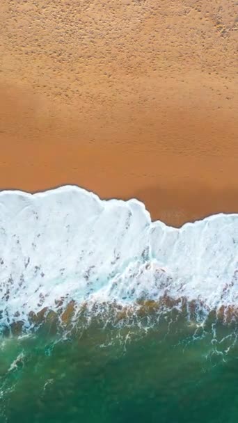 Drohnenaufnahmen Von Meereswellen Der Sandigen Küste Natures Rhythmus Entfaltet Sich Lizenzfreies Stock-Filmmaterial