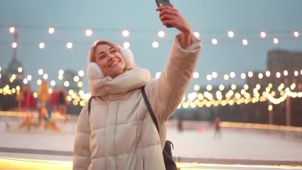 Femme Souriante Cache Oreilles Vêtements Chauds Parler Selfie Avec Smartphone Clip Vidéo