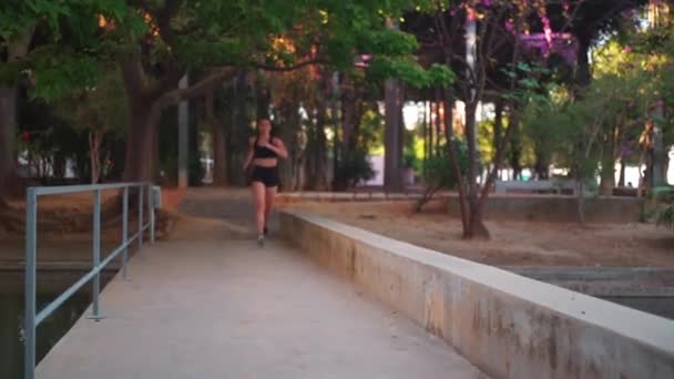 Femme Déterminée Jogging Dans Parc Ville Athlète Féminine Caucasienne Courant Clip Vidéo