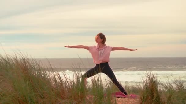 Ejercicios Yoga Con Fondo Atardecer Otoño Mujer Forma Haciendo Yoga — Vídeos de Stock
