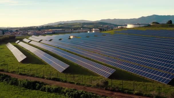 Yeşillik Alanlarda Sıralanmış Güneş Panellerinin Hava Drone Görüntüleri Gökyüzü Altında — Stok video