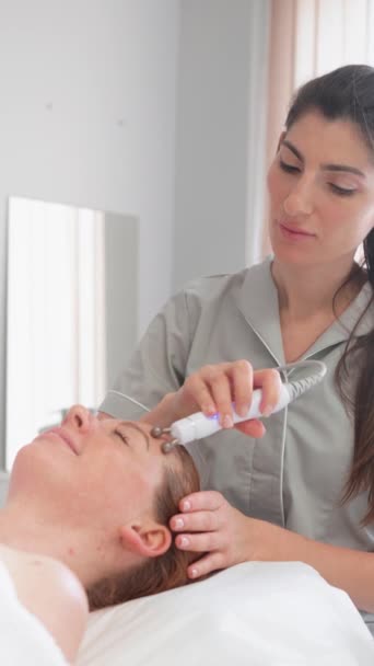 Femeia Care Primește Tratament Facial Ultrasunete Îngrijire Pielii Către Cosmetologul — Videoclip de stoc