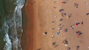 İnsansız hava aracı yaz boyunca kumlu sahil şeridinde kalabalığı tarıyor. İsimsiz insanlar gündüz vakti kıyı şeridinde vakit geçiriyorlar..