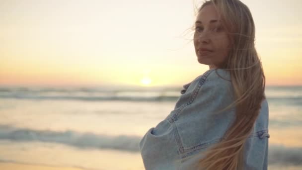 Ευτυχισμένη Γυναίκα Στην Ακρογιαλιά Στην Ανεμοδαρμένη Παραλία Ηλιοβασίλεμα Πίσω Όψη — Αρχείο Βίντεο