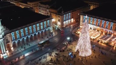 Lizbon Ticaret Meydanı 'ndaki hava manzaralı Noel ağacı turist kalabalığı, Noel ağacı ve Avrupa' da turistlerin cirit attığı bir yer.