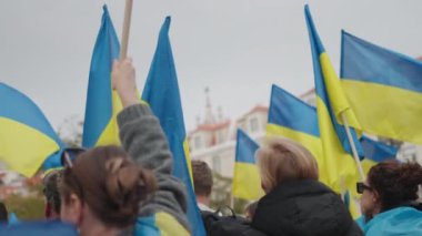 Portekiz, Lizbon 24 Şubat 2024 Ukrayna bayrağı insanları Portekiz 'de Ukrayna' daki savaşa ve Rus işgaline karşı gösteri düzenledi. Avrupa kentinden Ukrayna 'ya destek