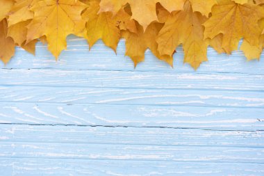 Sonbahar yaprakları, ahşap ahşap bir arka plan üst görünümü üzerinde çerçeve sonbahar sarı ve turuncu yapraklar klasik ahşap masa kopyalama alanı bırakır. Tasarımın için hazırlan. Ürün veya metin için göster